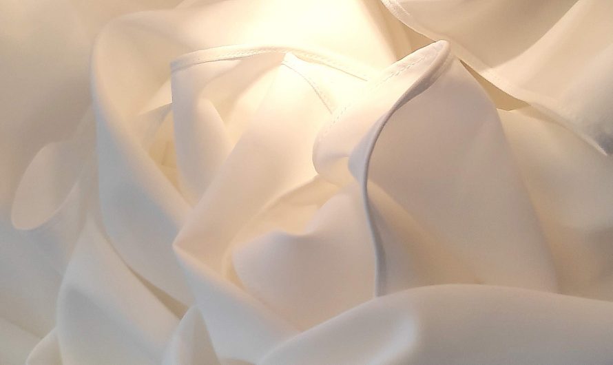Les dons de tissu blanc deviennent écharpes de Pâques