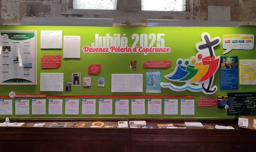 Dans l’église, un panneau pour l’année jubilaire 2025 “Pèlerins d’Espérance”